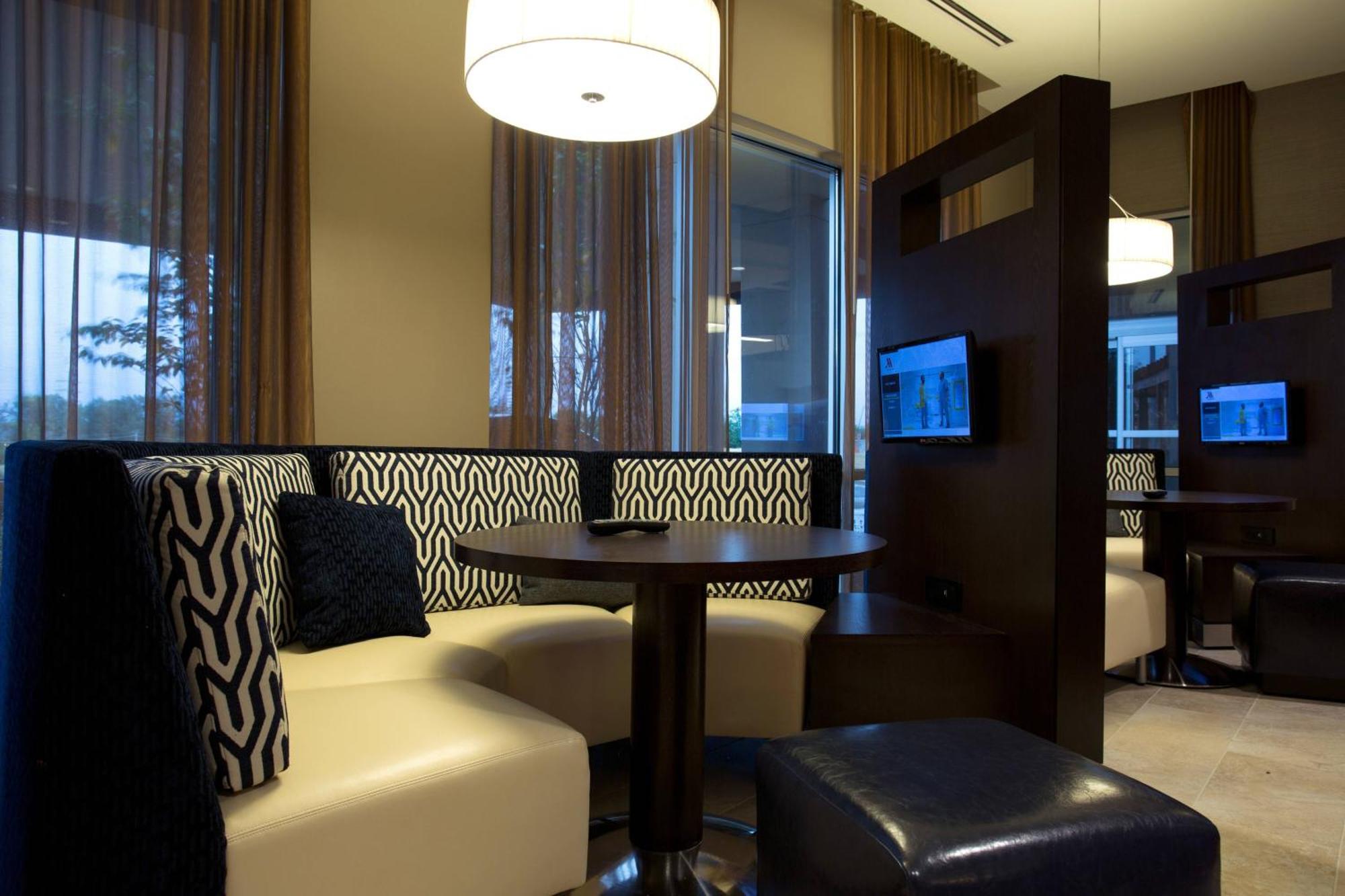 คอร์ตยาร์ด สตาร์ควิลล์ เอ็มเอสยู แอท เดอะ มิลล์ คอนเฟอเรนซ์ เซ็นเตอร์ Hotel ภายนอก รูปภาพ